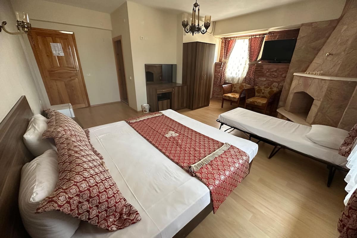 deluxe double room, jetted tub | blackout curtains, free wifi, bed sheets