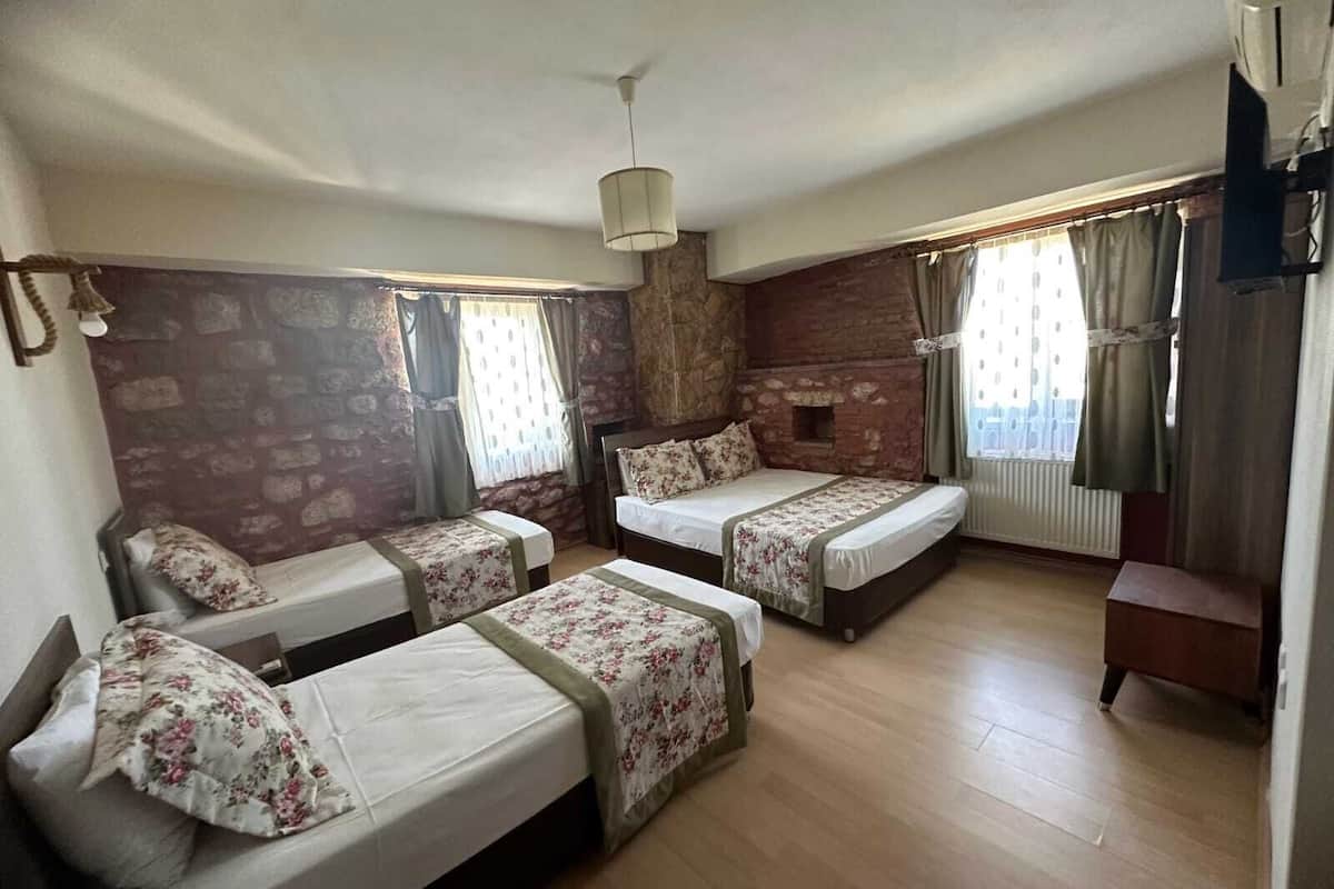 standard quadruple room | blackout curtains, free wifi, bed sheets