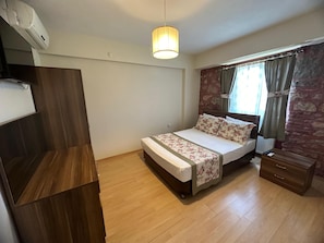 Blackout curtains, free WiFi, bed sheets - Odunluk Tas Konak Otel (Ezine)