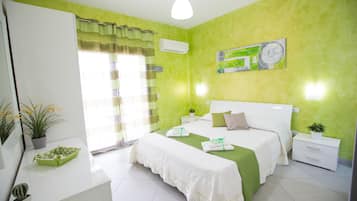 Camera doppia, balcone, vista mare | Una scrivania, tende oscuranti, insonorizzazione