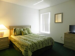 Familienvilla, eigener Pool, zum Garten hin