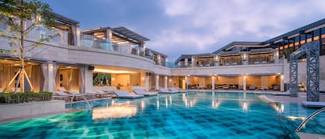 Indoor/outdoor pool