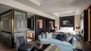 Junior Suite Adult Only (2 Cimer & Wonder Box is available for stays, excluding the repair period.) | Minibar, värdeförvaringsskåp på rummet och mörkläggningsgardiner