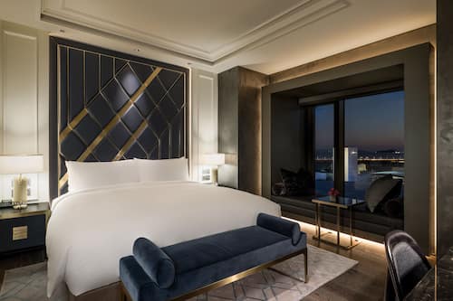 Frigobar, cofres nos quartos, cortinas blackout, quartos à prova de som