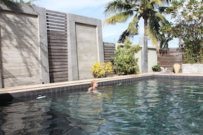 Hồ bơi ngoài trời