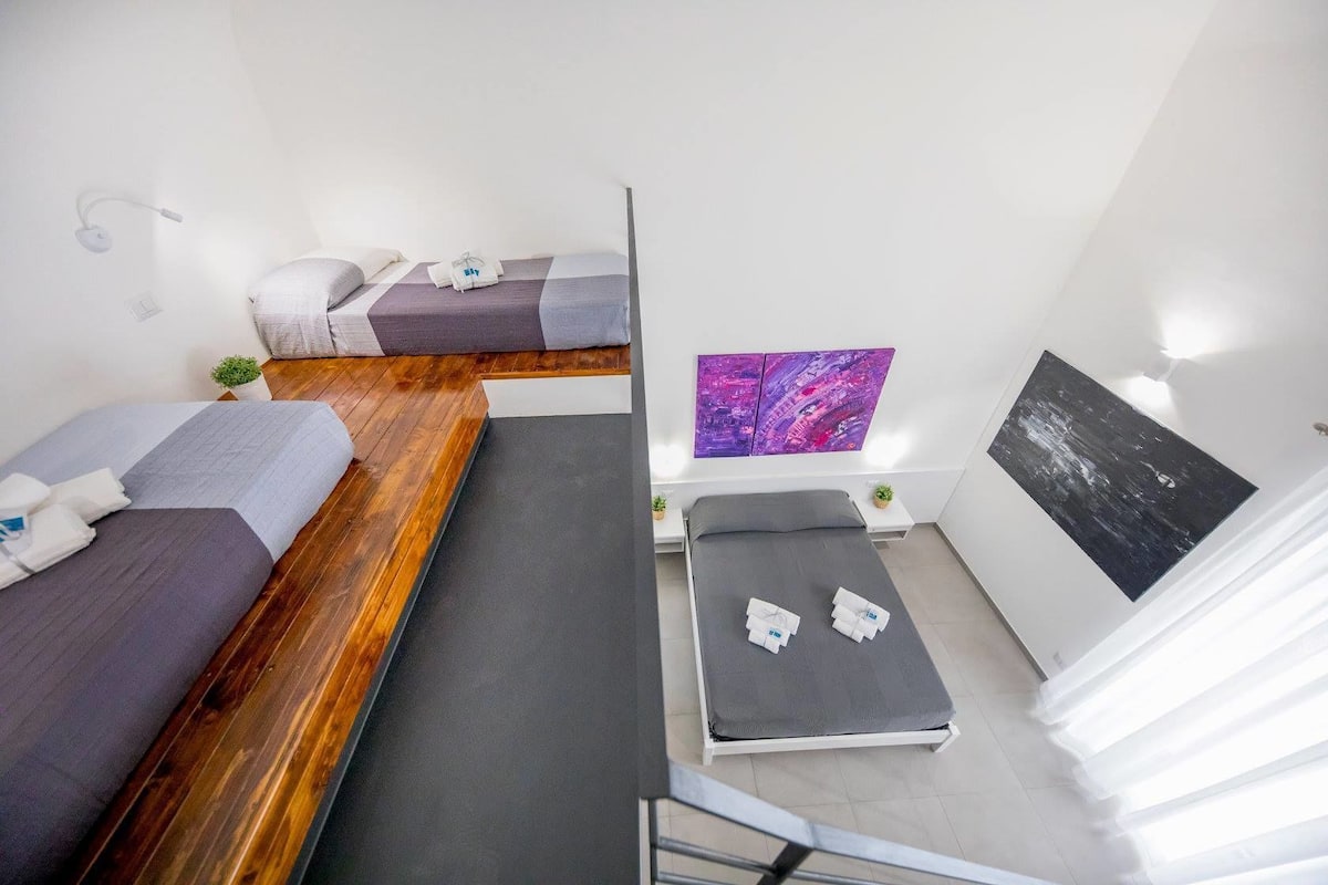 Vierpersoonskamer | Luxe beddengoed, een minibar, een kluis op de kamer, een bureau