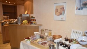 Free daily buffet breakfast  - Gasthof zum Goldenen Hirschen (Burgbernheim)
