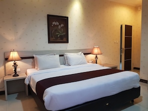 Desk, rollaway beds, free WiFi - Hotel Scarlet Bukit Pakar (Bandung)