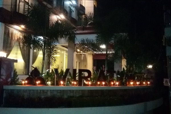 Fachada de la propiedad por la tarde o noche
