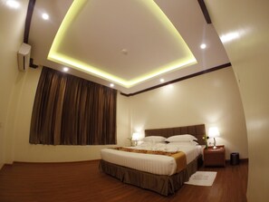 Minibar, in-room safe, desk, iron/ironing board - Virati Hotel (Yangon)