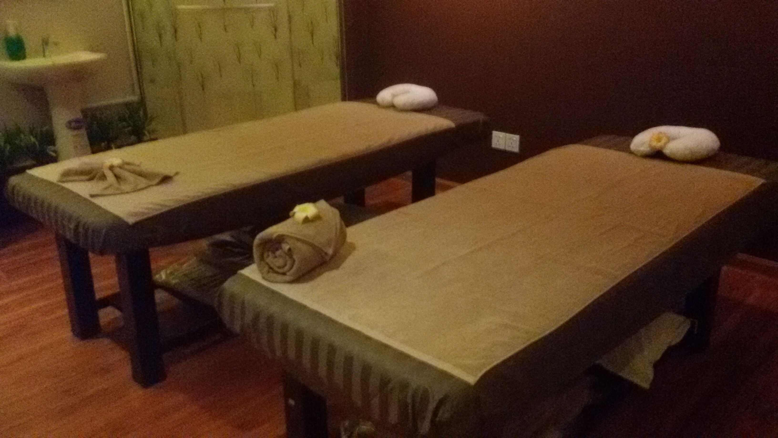 Esfoliação corporal, reflexologia, 3 salas de tratamento