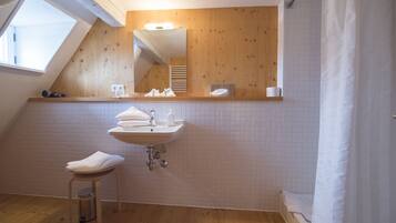 Classic Double Room, Private Bathroom | Bathroom