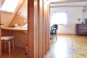 Apartament superior, bany privat (Maisonette Apartment) | Interior