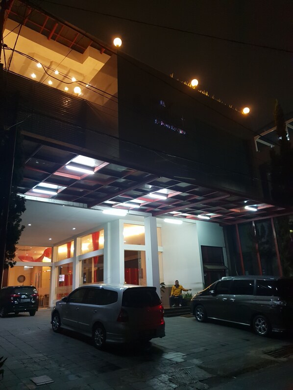 Front of property - evening/night - Hotel Scarlet Kebon Kawung (Bandung)