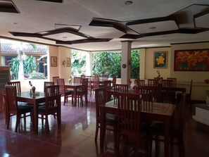 Serveert ontbijt, lunch en diner