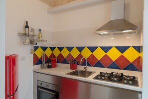 Appartement, 2 chambres (Via Gennaro Maresca 42) | Cuisine privée | Grand réfrigérateur, four, plaque de cuisson, machine à expresso