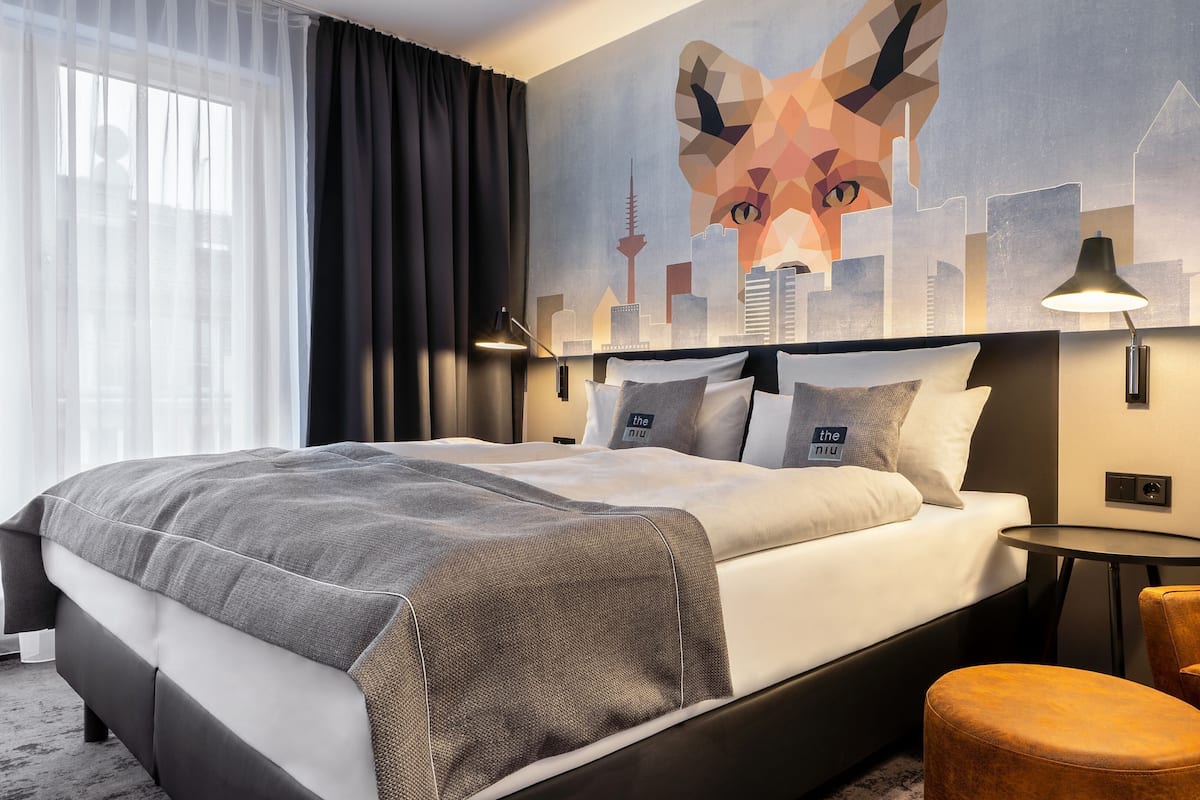 Premium-huone, 1 keskisuuri parisänky | Tallelokero huoneessa, pimennysverhot, äänieristys