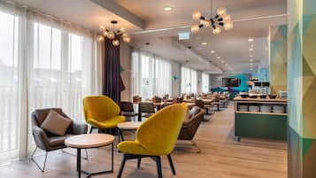 Tägliches Frühstücksbuffet (19 EUR pro Person)