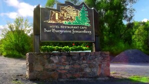 Une enseigne pour un hôtel, un restaurant et un café portant le nom « Zur Burggruin Faurenberg ».