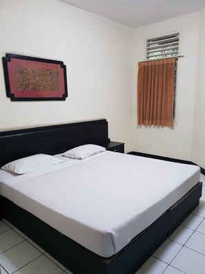 Desk, iron/ironing board, free WiFi - Hotel Cisarua Indah (Cisarua)