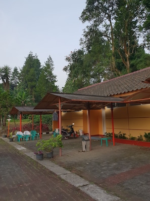 Free self-parking - Hotel Cisarua Indah (Cisarua)