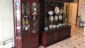 Eine Vitrine mit Porzellan und eine Holzvitrine mit Glastüren.