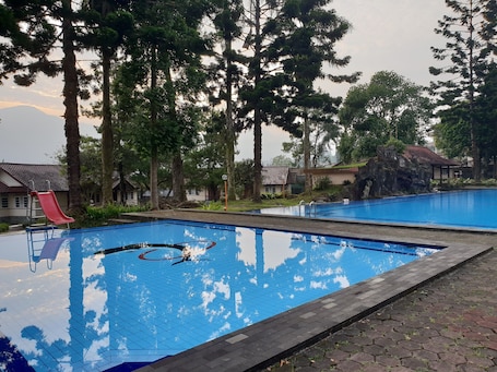 Una piscina al aire libre. Cisarua Indah Cottage