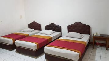 Family Room | Desk, rollaway beds, free WiFi