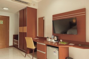 Executive Room | Desk, free WiFi, bed sheets