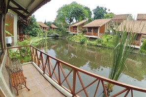 Luxury Bungalow | Desk, free WiFi, bed sheets - Ahadiat Hotel & Bungalow (Bandung)