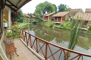 Luxury Bungalow | Desk, free WiFi, bed sheets