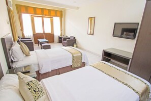 Suite (Golden) | Desk, free WiFi, bed sheets - Ahadiat Hotel & Bungalow (Bandung)
