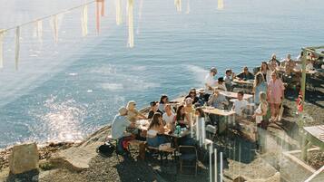 تقديم الغداء والعشاء