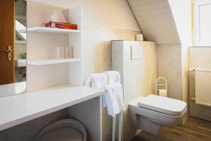 Kamar Quadruple | Kamar mandi | Shower, bathtub besar,  dan handuk