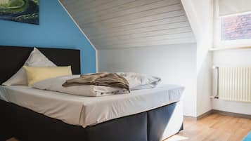 Habitación individual | Escritorio, cortinas opacas, tabla de planchar con plancha