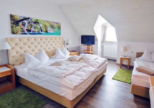 Triple Room | Desk, blackout drapes, iron/ironing board, free cribs/infant beds - Hotel Kattenbeck (Allersberg)