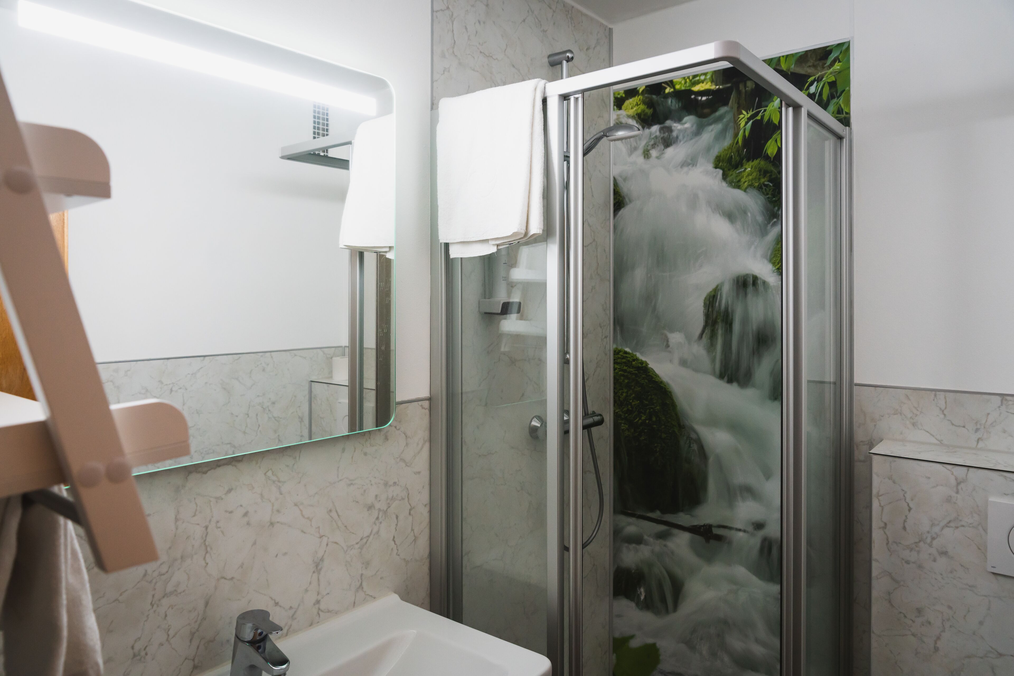 Een douche, een diep bad, handdoeken
