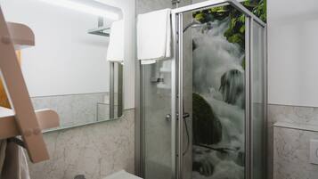 Een douche, een diep bad, handdoeken