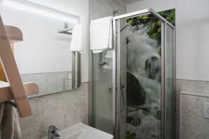 Dusche, Komfortbadewanne, Handtücher