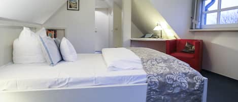 Tallelokero huoneessa, yksilöllisesti sisustettu, työpöytä