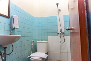 Shower, free toiletries - Hotel Astria Graha (Bandung)