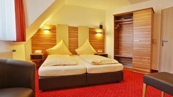 Doppelzimmer | Hochwertige Bettwaren, Schreibtisch, Verdunkelungsvorhänge