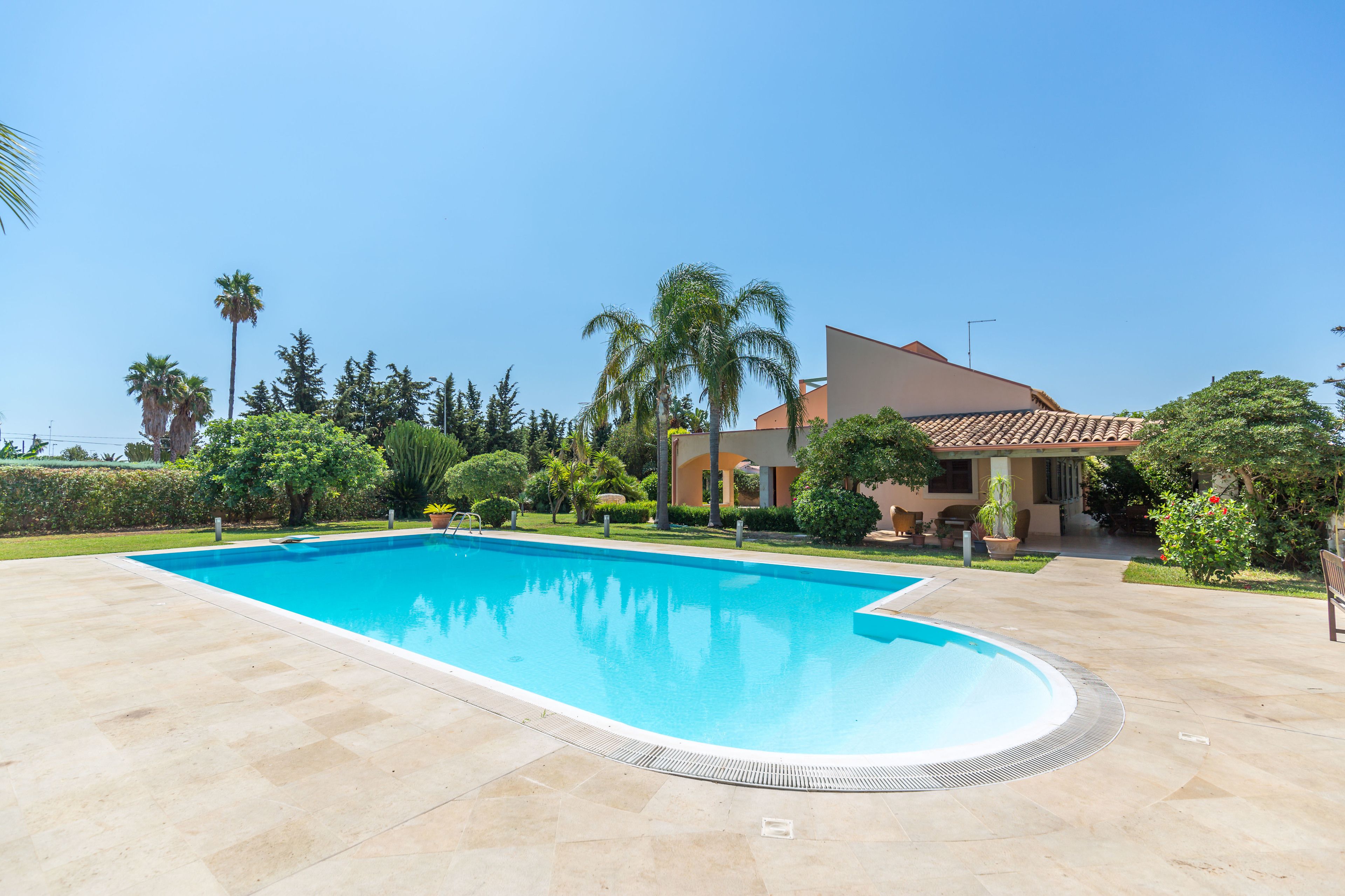 Kolam renang terbuka bermusim 