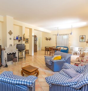 Villa, 4 Bedrooms | Living area