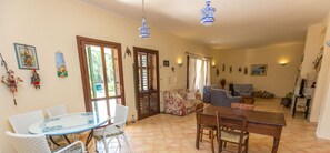 Villa, 4 Bedrooms | Living area