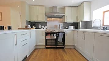 Cottage, 5 Bedrooms | Private kitchen | Full-sized fridge, microwave, oven, stovetop