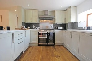 Cottage, 5 Bedrooms | Private kitchen | Full-size fridge, microwave, oven, stovetop - Green Farm Kent (Ashford)