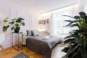 Premium Studio, 1 Queen Bed | Premium bedding, blackout curtains, soundproofing, iron/ironing board - Old Town Premium Apartments (Kraków)