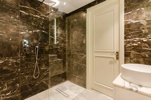 Superior-suite | Badeværelse | Bruser, gratis toiletartikler, hårtørrer, håndklæder