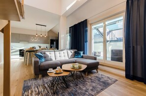 Loftsleilighet – exclusive, 3 soverom, terrasse | Oppholdsområde | En 80-centimeters Flatskjerm-TV med Parabol-TV samt TV